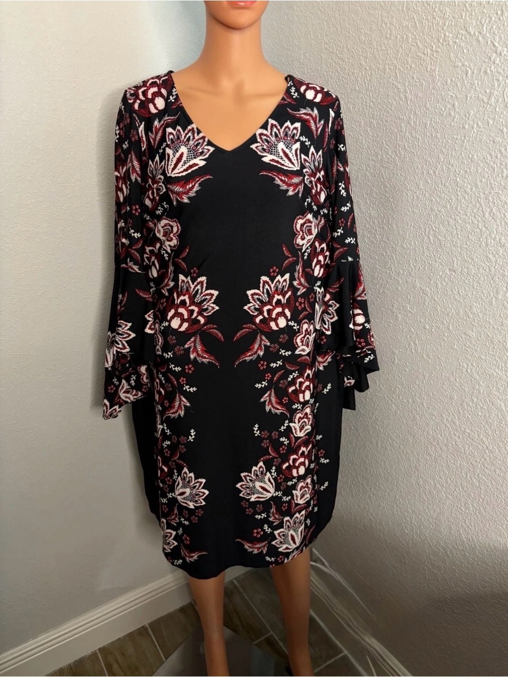 050-Roz & Ali Floral Dress Size 1X Black Red White Bell Sleeve V-Neck